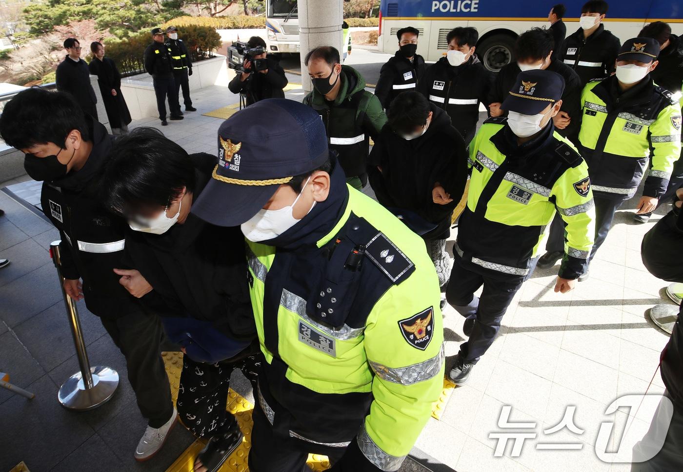 본문 이미지 - 캄보디아에서 대규모 스캠 범죄를 저질러 강제 송환된 한국인 피의자들이 지난 1월 25일 오후 부산 연제구 부산지방법원에 구속 전 피의자 심문(영장실질심사)을 받기 위해 출석하고 있다.2026.1.25 ⓒ 뉴스1 윤일지 기자