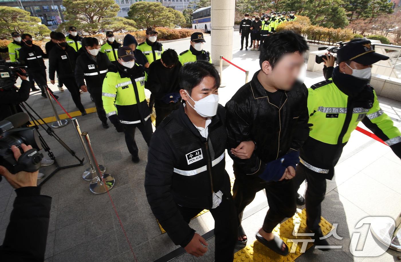 본문 이미지 - 캄보디아에서 대규모 스캠 범죄를 저질러 강제 송환된 한국인 피의자들이 법원에 출석하고 있다.2026.1.25 ⓒ 뉴스1 윤일지 기자