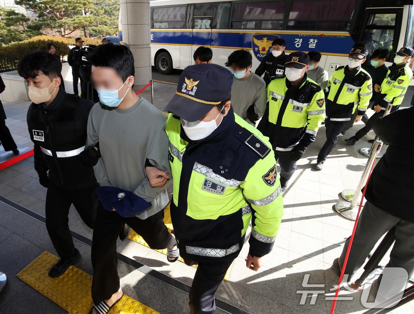 본문 이미지 - 캄보디아에서 대규모 스캠 범죄를 저질러 강제 송환된 한국인 피의자들이 25일 오후 부산 연제구 부산지방법원에 구속 전 피의자 심문(영장실질심사)을 받기 위해 출석하고 있다. 2026.1.25 ⓒ 뉴스1 윤일지 기자