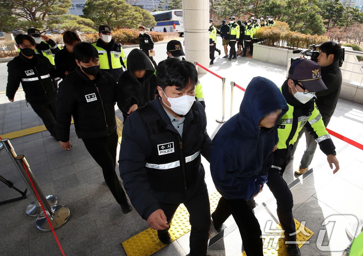 본문 이미지 - 캄보디아에서 대규모 스캠 범죄를 저질러 강제 송환된 한국인 피의자들이 25일 오후 부산 연제구 부산지방법원에 구속 전 피의자 심문(영장실질심사)을 받기 위해 출석하고 있다. 이들은 지난해 8월 22일부터 12월 9일까지 관공서 공무원을 사칭해 특정 업체로부터 물품을 대리 구매해 달라고 속이는 '노쇼 사기' 범행으로 194명 피해자에게 68억9000만여 원을 편취한 혐의를 받는다. 2026.1.25/뉴스1 ⓒ News1 윤일지 기자