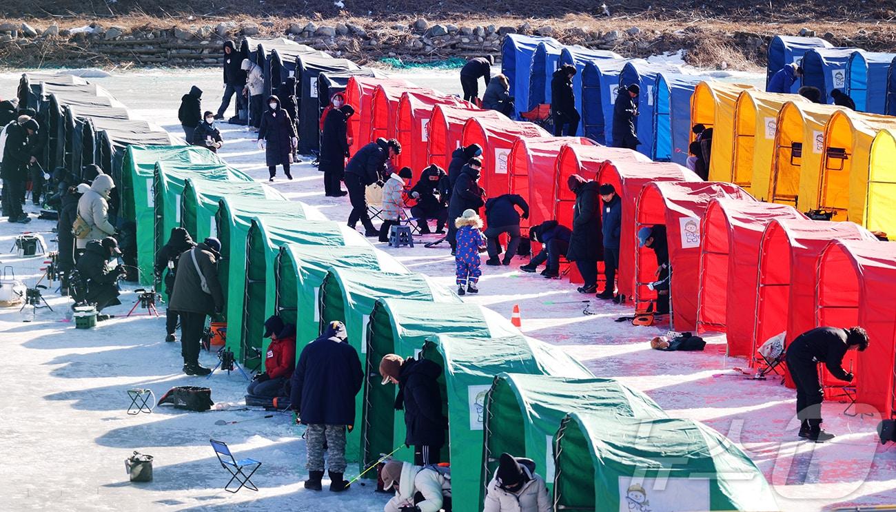본문 이미지 - 평창군 진부면 오대천 일원에 열린 평창송어축제에 많은 방문객이 몰려 송어 얼음낚시를 즐기고 있다. (평창관광문화재단 제공. 재판매 및 DB 금지) 2026.1.25 ⓒ 뉴스1