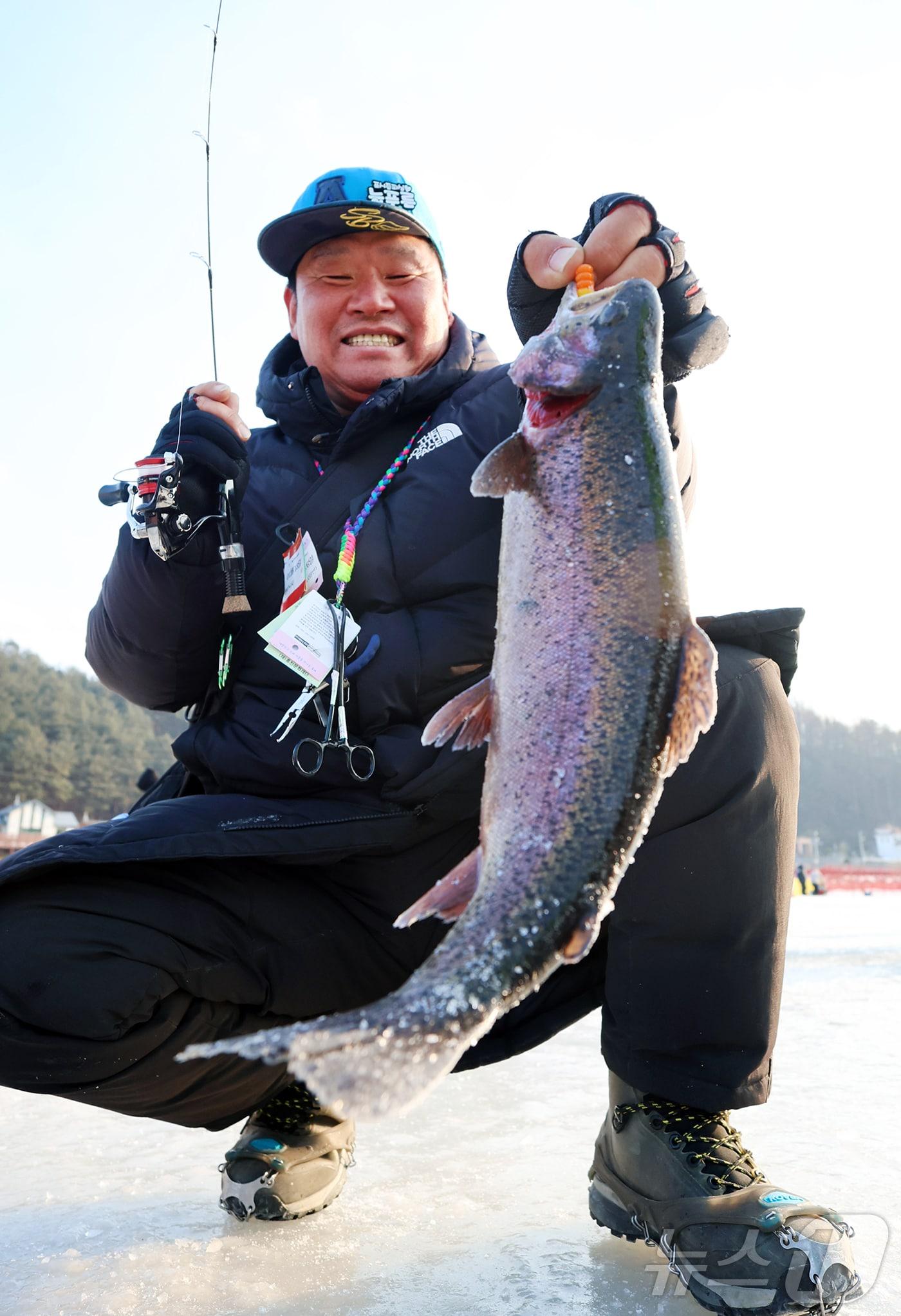 본문 이미지 - 지난 25일 강원도 평창군 진부면 오대천 일원에 열린 평창송어축제를 찾은 방문객들이 송어 얼음낚시를 즐기고 있다. ‘겨울이 더 즐거운 송어 나라, 평창’이라는 주제로 열린 올해 축제는 송어낚시를 넘어 전시·문화·휴식 콘텐츠를 강화한 겨울 종합 관광축제로 내달 9일 까지 방문객을 맞는다. (평창관광문화재단 제공. 재판매 및 DB 금지) 2026.1.25/뉴스1