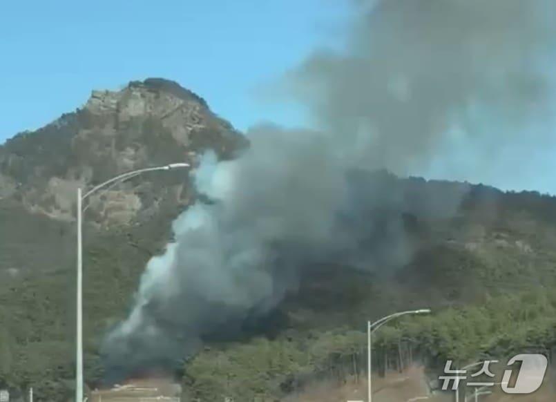 본문 이미지 - 25일 낮 12시 39분쯤 경북 구미시 구평동 천생산에서 불이 나 산림당국이 진화 중이다.(산림청 제공. 재판매 및 DB금지)/뉴스1