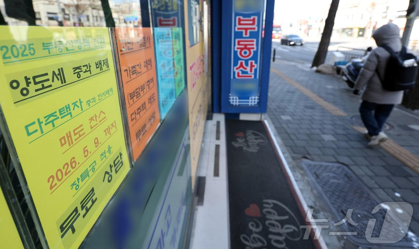 본문 이미지 - 서울 시내 한 부동산에 붙은 양도세 중과 상담 안내문. 뉴스1 ⓒ News1 김진환 기자