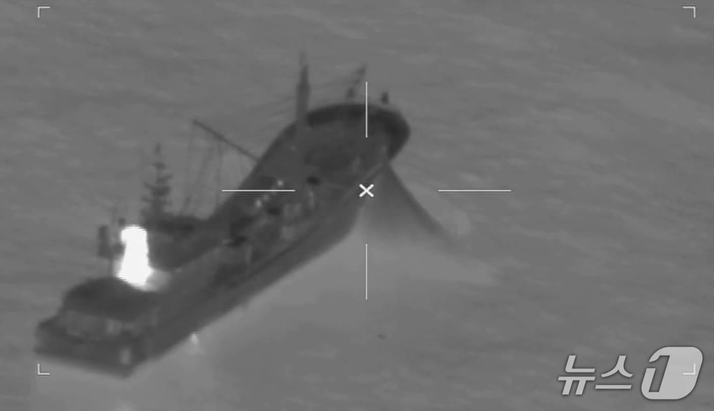 본문 이미지 - 전남 신안군 해상에서 불법으로 어업활동하는 중국 범장망 어선의 모습. (목포해경 제공. 재판매 및 DB 금지)