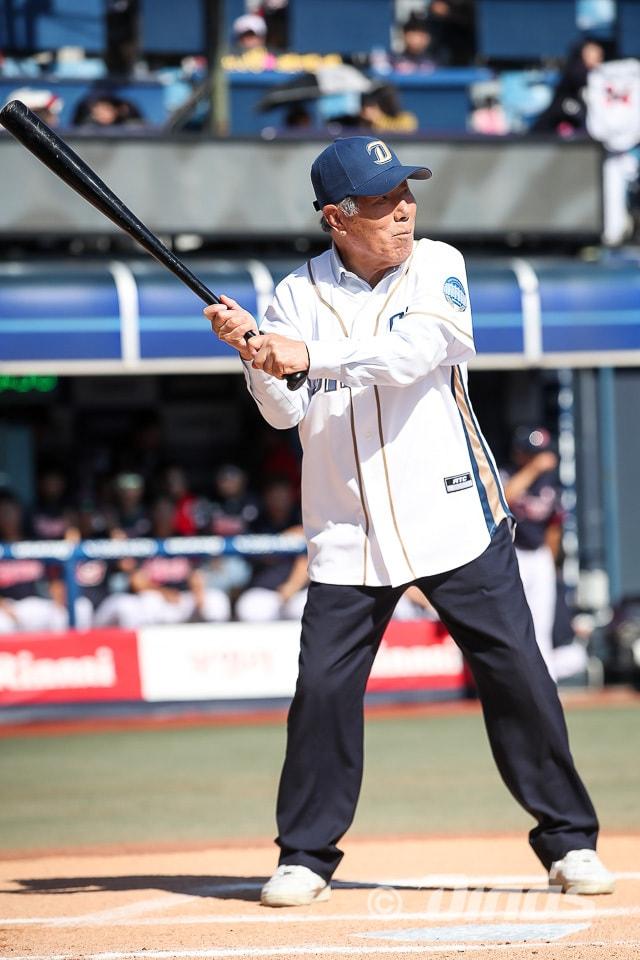 본문 이미지 - 원로 야구인 김성길 선생이 별세했다. 사진은 생전 NC 다이노스의 홈경기에서 시타자로 나섰던 모습. (NC 제공)