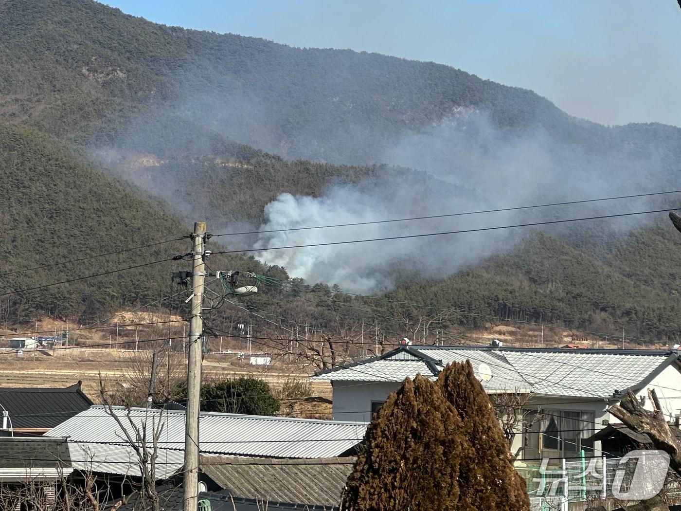 본문 이미지 - 25일 오후 1시33분쯤 경북 경주시 산내면 외칠리 산에서 원인을 알 수 없는 산불이 발생해 산림당국이 진화에 나섰다. (산림청 제공, 재판매 및 DB금지) 2026.1.25/뉴스1 