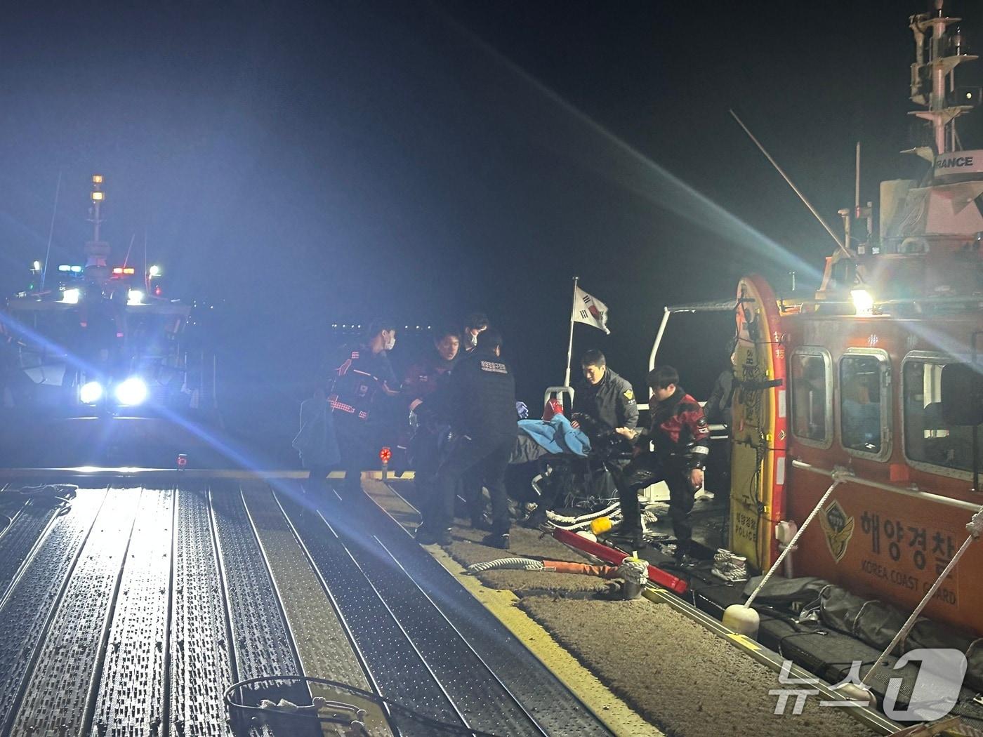 본문 이미지 - 해경이 24일 오후 경남 사천시 남일대 해수욕장에서 구조한 20대를 119 구급대에 인계하고 있다.(사천해경 제공. 재판매 및 DB 금지)