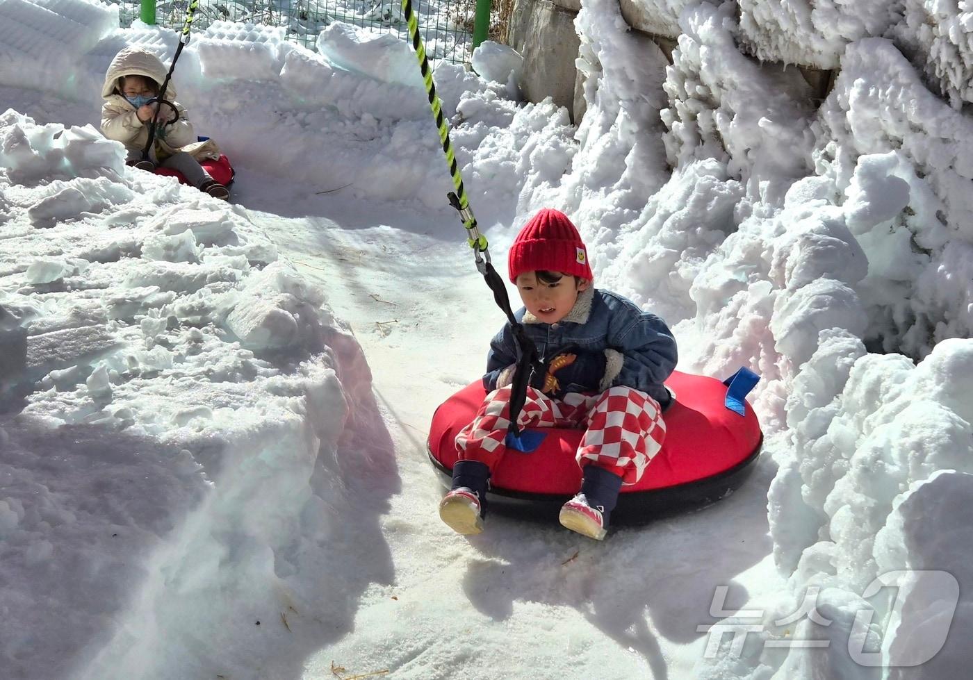 본문 이미지 - 전북 완주군 청정테마힐링센터 눈썰매장에서 어린이들이 회전썰매를 타고 있다. 2026.1.25/뉴스1 ⓒ News1 유경석 기자