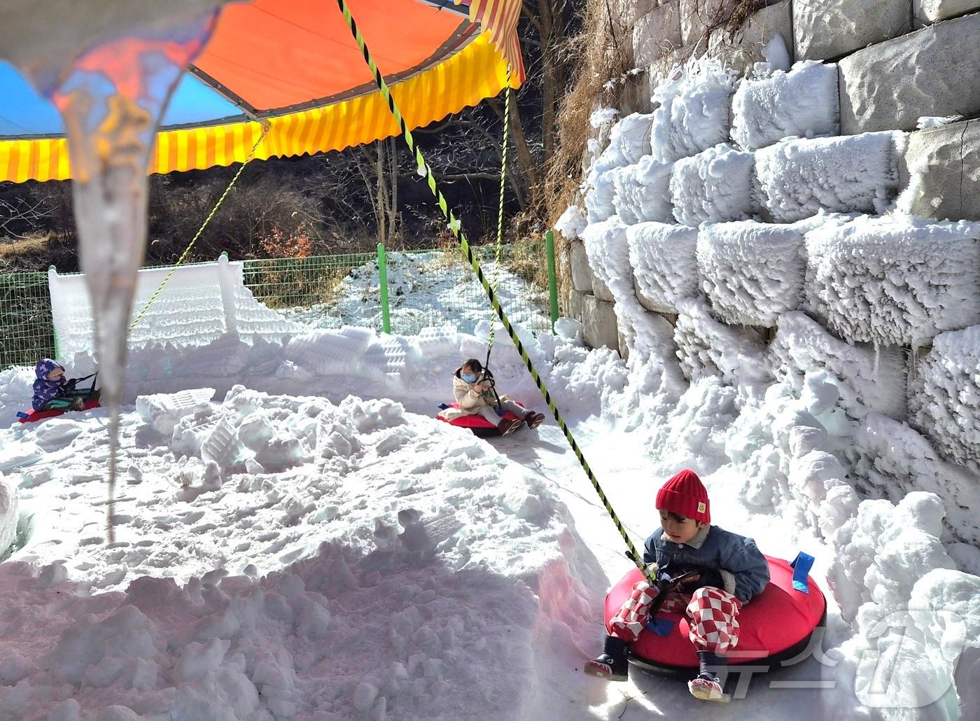 본문 이미지 - 25일 전북 완주군 청정테마힐링센터 눈썰매장에서 어린이들이 회전썰매를 타고 있다. 2026.1.25/뉴스1 ⓒ News1 유경석 기자