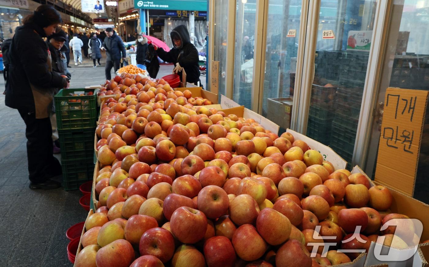 본문 이미지 - 서울 청량리 청과물시장 모습. 2026.1.25 ⓒ 뉴스1 김명섭 기자