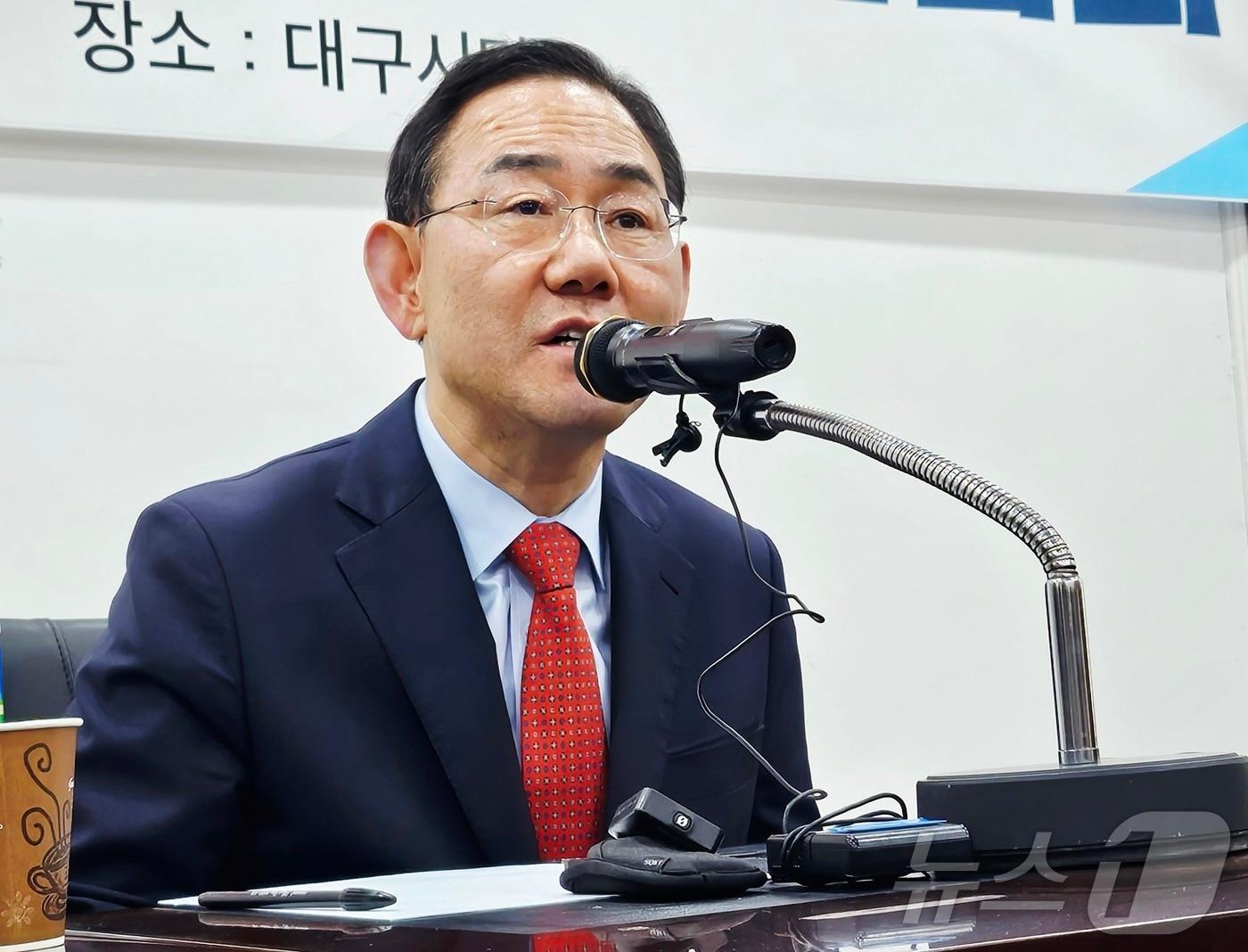 본문 이미지 - 주호영 국회 부의장(60·국민의힘·대구 수성구갑)이 25일 대구 수성구 국민의힘 대구시당에서 기자간담회를 열고, 6·3 지방선거 대구시장 출마와 관련된 입장과 행정통합과 관련된 의견을 밝히고 있다. 2026.1.25/뉴스1 ⓒ News1 남승렬 기자