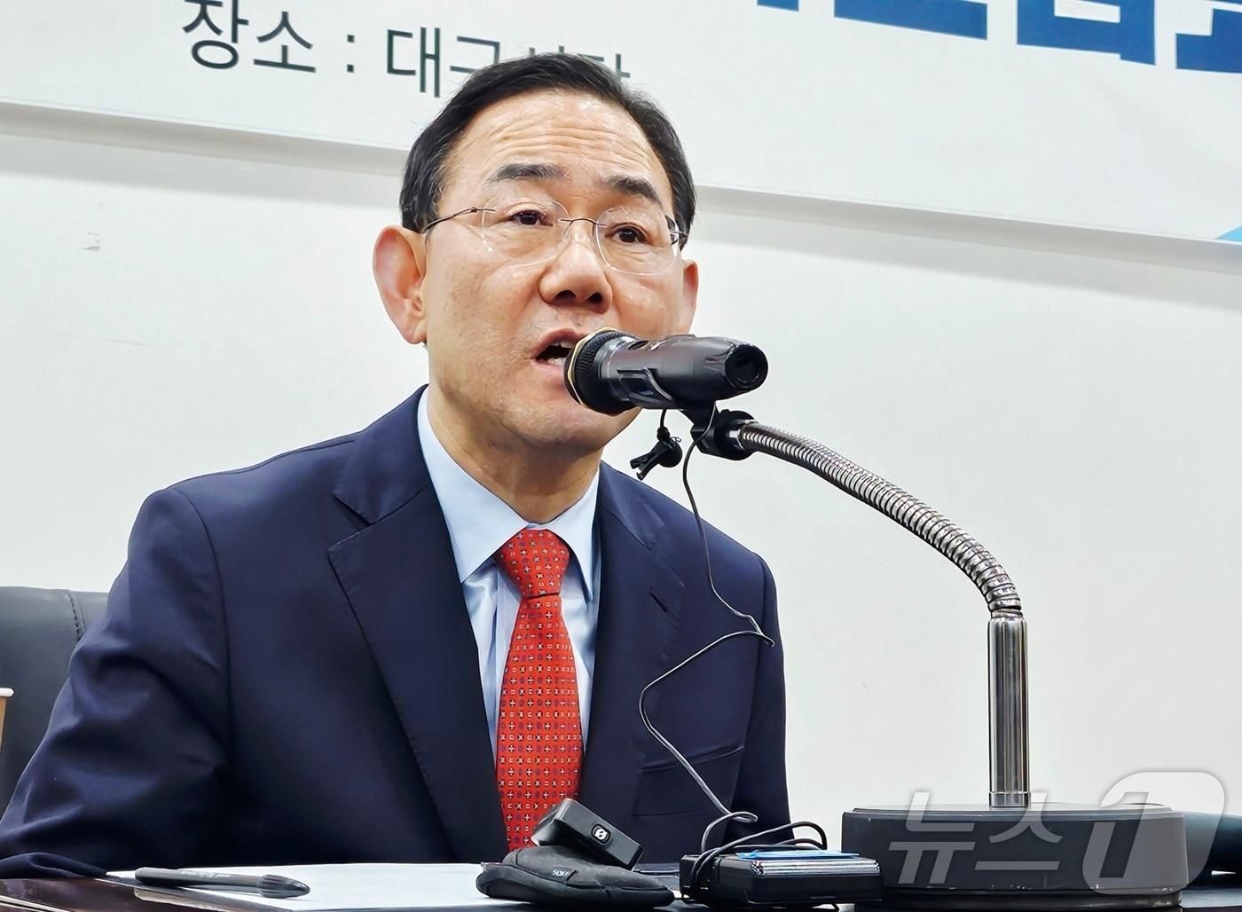 본문 이미지 - 주호영 국회 부의장(60·국민의힘·대구 수성구갑)이 25일 대구 수성구 국민의힘 대구시당에서 기자간담회를 열고, 6·3 지방선거 대구시장 출마와 관련된 입장과 행정통합과 관련된 의견을 밝히고 있다. 2026.1.25/뉴스1 ⓒ News1 남승렬 기자