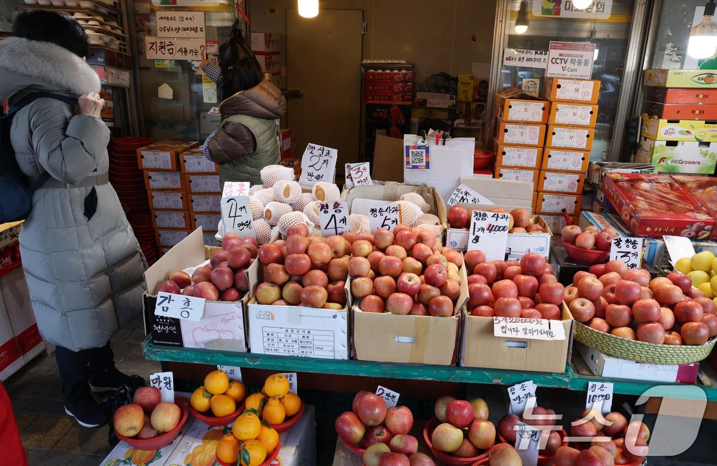 본문 이미지 - 서울 청량리 청과물시장 모습. 2026.1.25 ⓒ 뉴스1 김명섭 기자