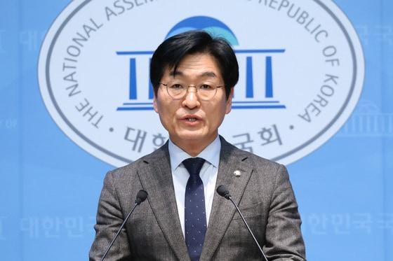 본문 이미지 - 박해철 더불어민주당 대변인이 서울 여의도 국회 소통관에서 브리핑을 하고 있다.  ⓒ 뉴스1 신웅수 기자