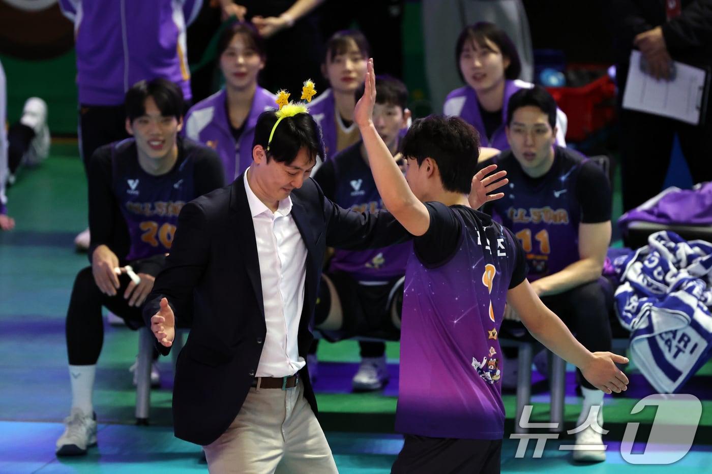 본문 이미지 - 25일 오후 강원 춘천 호반체육관에서 열린 프로배구 '2025-2026 진에어 V리그 올스타전' 남자부 K-스타와 V-스타의 경기에서 V-스타 하현용 감독이 김우진과 댄스를 선보이고 있다. 2026.1.25/뉴스1 ⓒ News1 황기선 기자