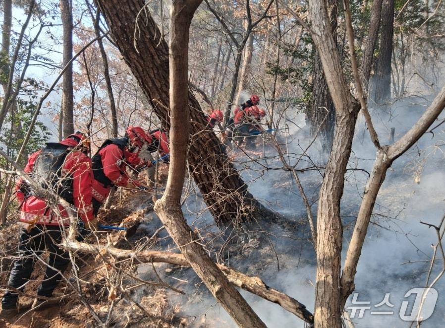 본문 이미지 - 25일 낮 12시 39분쯤 경북 구미시 구평동 천생산에서 불이 나 공중진화대원들이 진화하고 있다.(산림청 제공. 재판매 및 DB금지)