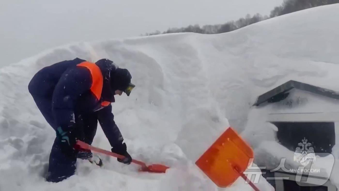 본문 이미지 - 러시아 캄차카반도에서 15일(현지시간) 러시아 구조대가 깊은 눈 속에서 집을 파내고 있다. 2026.1.15 ⓒ AFP=뉴스1 ⓒ News1 김경민 기자
