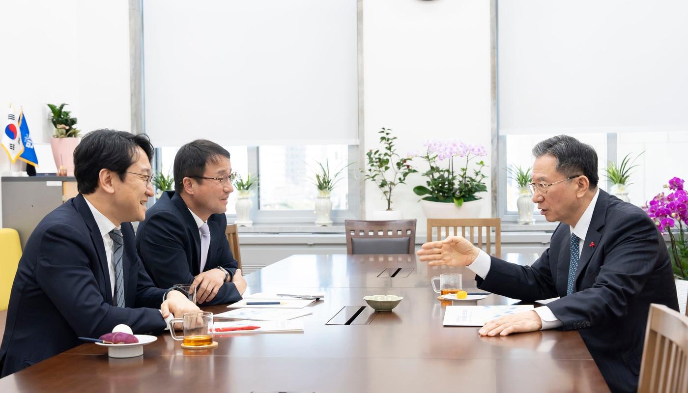 본문 이미지 - 정성호 법무부 장관(오른쪽)이 22일 국회에서 한병도 더불어민주당 원내대표, 천준호 당 원내운영수석부대표와 만나 '민생·안전 10대 법안'에 대해 이야기하고 있다. 2026.1.22 (법무부 제공)
