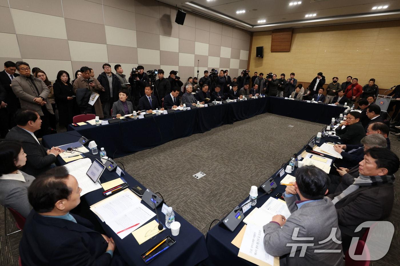 본문 이미지 - 25일 광주 서구 김대중컨벤션센터에서 강기정 광주시장 등이 참석한 가운데 광주전남 행정통합 특별법 제정을 위한 간담회가 열리고 있다. 2026.1.25/뉴스1 ⓒ News1 이승현 기자