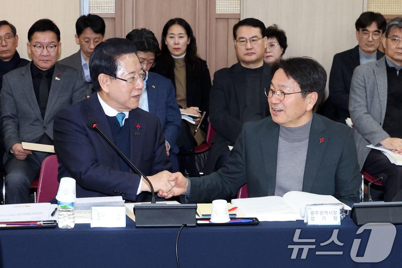 본문 이미지 - 25일 광주 서구 김대중컨벤션센터에서 열린 광주전남 행정통합 특별법 제정을 위한 간담회에서 김영록 전남도지사와 강기정 광주시장이 악수하고 있다. 2026.1.25/뉴스1 ⓒ News1 이승현 기자