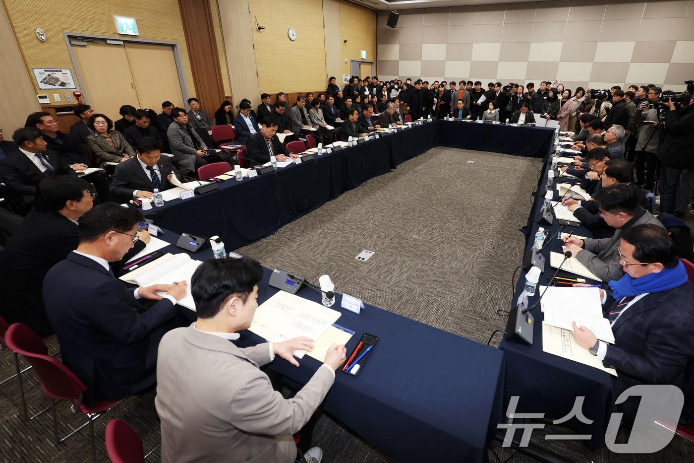 본문 이미지 - 25일 광주 서구 김대중컨벤션센터에서 광주전남 행정통합 특별법 제정을 위한 간담회가 김영록 전남도지사와 강기정 광주시장 등이 참석해 열리고 있다. 2026.1.25 ⓒ 뉴스1 이승현 기자