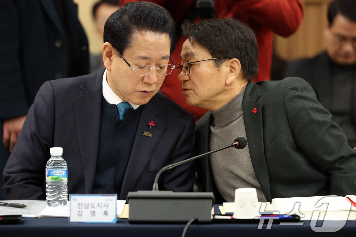 본문 이미지 - 25일 광주 서구 김대중컨벤션센터에서 열린 광주전남 행정통합 특별법 제정을 위한 간담회에서 김영록 전남도지사와 강기정 광주시장이 대화를 나누고 있다. 2026.1.25/뉴스1 ⓒ News1 이승현 기자