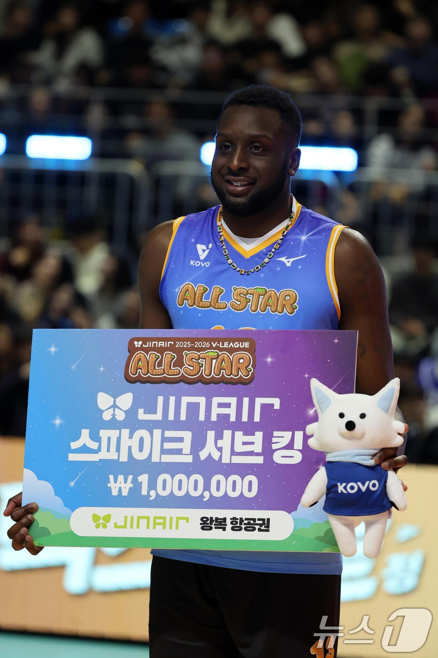 본문 이미지 - 25일 오후 강원 춘천 호반체육관에서 열린 프로배구 '2025-2026 진에어 V리그 올스타전' 스파이크서브 킹 콘테스트에서 우승을 차지한 K-스타 베논이 기뻐하고 있다. 2026.1.25/뉴스1 ⓒ News1 황기선 기자