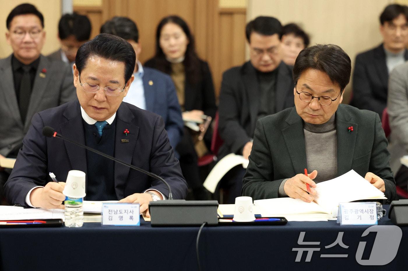 본문 이미지 - 25일 광주 서구 김대중컨벤션센터에서 열린 광주전남 행정통합 특별법 제정을 위한 간담회에서 김영록 전남도지사와 강기정 광주시장이 관련 자료를 살펴보고 있다. 2026.1.25/뉴스1 ⓒ News1 이승현 기자