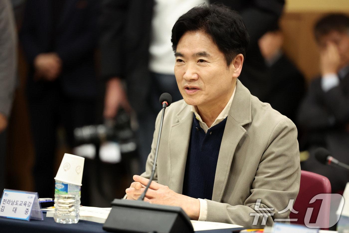 본문 이미지 - 김대중 전남도교육감이 25일 광주 서구 김대중컨벤션센터에서 열린 광주전남 행정통합 특별법 제정을 위한 간담회에서 발언하고 있다. 2026.1.25 ⓒ 뉴스1 이승현 기자