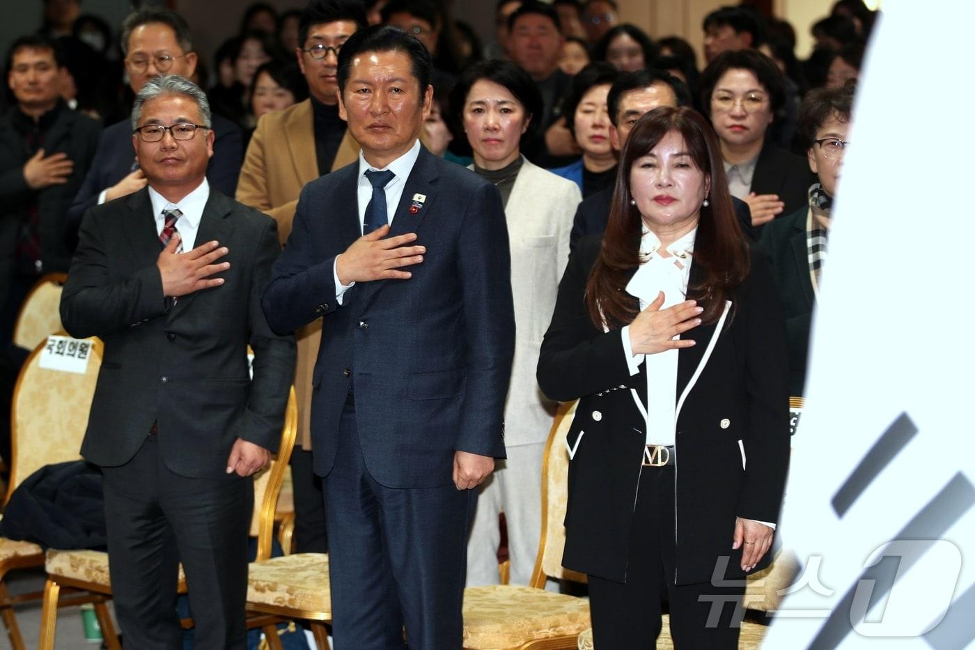 본문 이미지 - 정청래 더불어민주당 대표가 25일 오후 제주상공회의소에 열린 '청솔포럼' 비전선포식에서 국민의례를 하고 있다. 청솔포럼은 정 대표 지지자들의 모임이다. 2026.1.25/뉴스1 ⓒ News1 강승남 기자