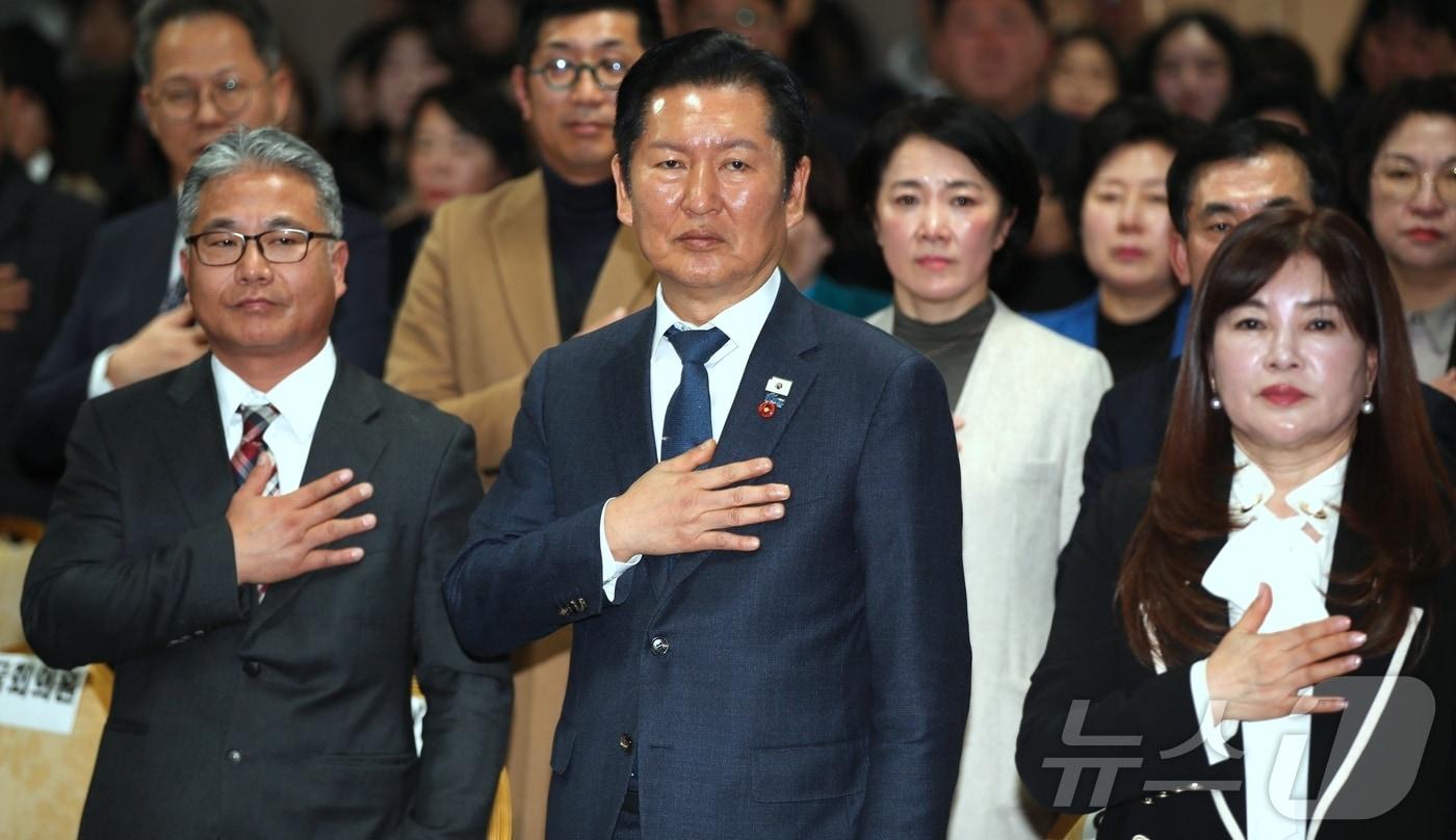 본문 이미지 - 정청래 더불어민주당 대표가 지난 25일 오후 제주상공회의소에 열린 '청솔포럼' 비전선포식에서 국민의례를 하고 있다. 청솔포럼은 정 대표 지지자들의 모임이다. 2026.1.25/뉴스1 ⓒ News1 강승남 기자