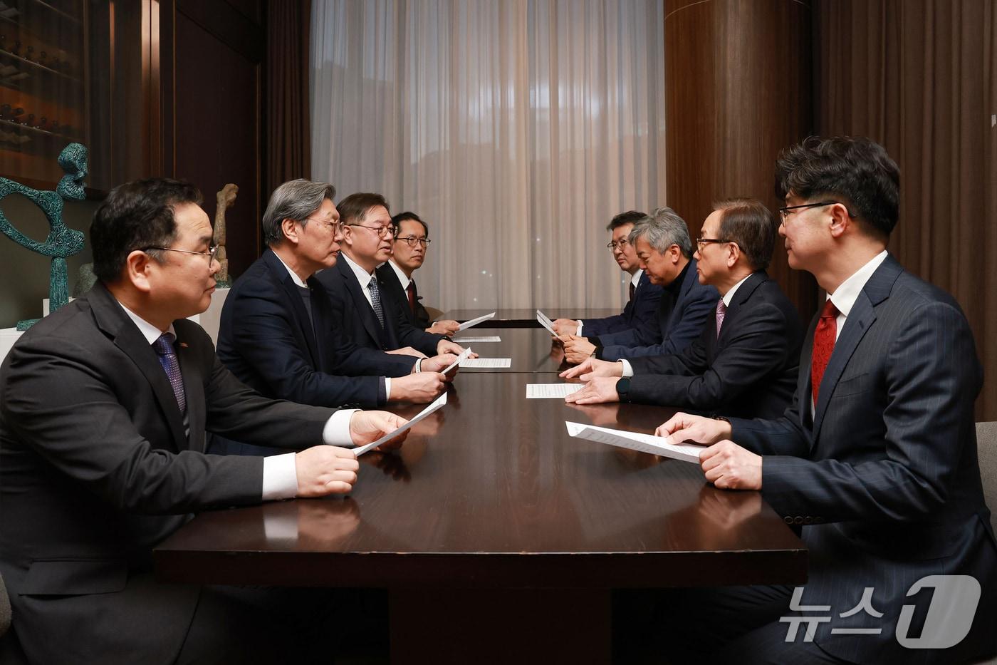 본문 이미지 - 서울 용산구 드래곤시티호텔에서 경제 8단체 부회장들이 배임죄 관련 현안에 대해 논의하고 있다. 사진 왼쪽부터 시계방향으로 박양균 한국중견기업연합회 정책본부장, 김창범 한국경제인협회 부회장, 박일준 대한상공회의소 부회장, 김춘 한국상장회사협의회 정책1본부장, 오기웅 중소기업중앙회 부회장, 이인호 한국무역협회 부회장, 이동근 한국경영자총협회 부회장, 김준만 코스닥협회 전무 (사진제공 = 한국경제인협회) 