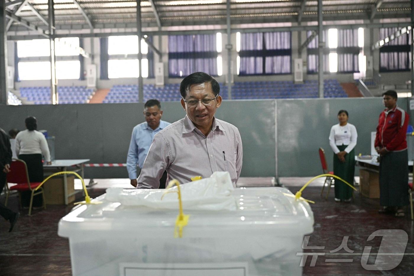 본문 이미지 - 민 아웅 흘라잉 최고사령관이 미안마 총선 마지막 3단계 투표일인 25일(현지시간) 만달레이 투표소에서 봉인된 투표함을 보고 있다. 2026.1.25 ⓒ AFP=뉴스1 ⓒ News1 김경민 기자