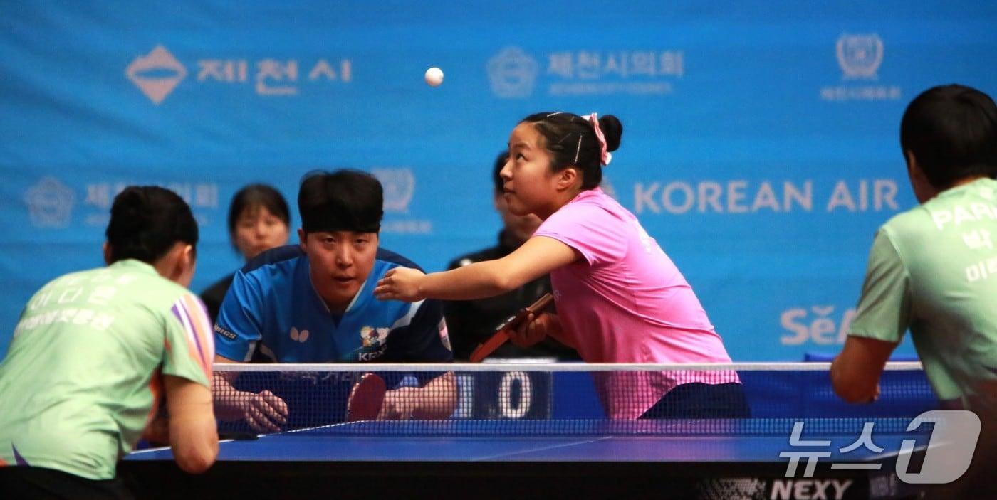 본문 이미지 - 임종훈(한국거래소)-신유빈(대한항공) 듀오.2026.1.25 ⓒNews1 /뉴스1 손도언 기자