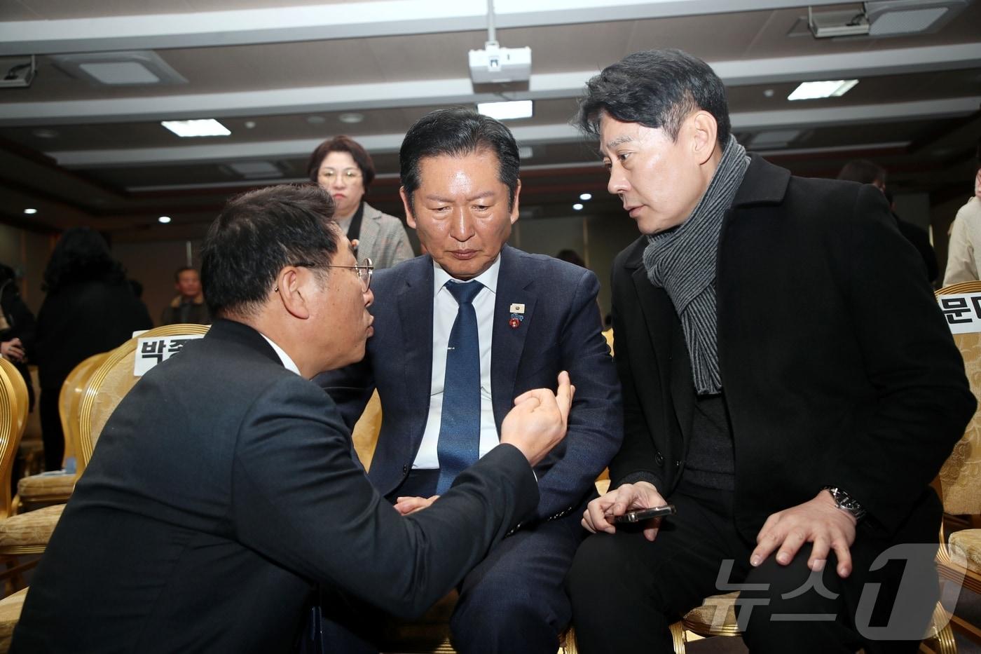 본문 이미지 - 정청래 더불어민주당 대표가 25일 오후 제주상공회의소에서 열린 지지자 모임 청솔포럼 비전선포식 특별강연 직후 한민수 당대표 비서실장 등으로부터 이해찬 전 총리 별세에 대해 보고받고 있다. 2026.1/25/뉴스1 2026.1.25/뉴스1 ⓒ News1 강승남 기자