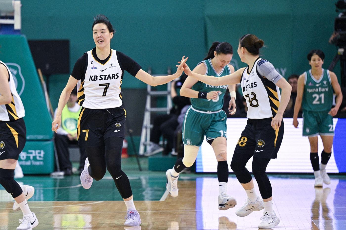 본문 이미지 - 청주 KB 박지수가 25일 열린 부천 하나은행과의 경기에서 득점에 성공한 뒤 기뻐하고 있다. (WKBL 제공)