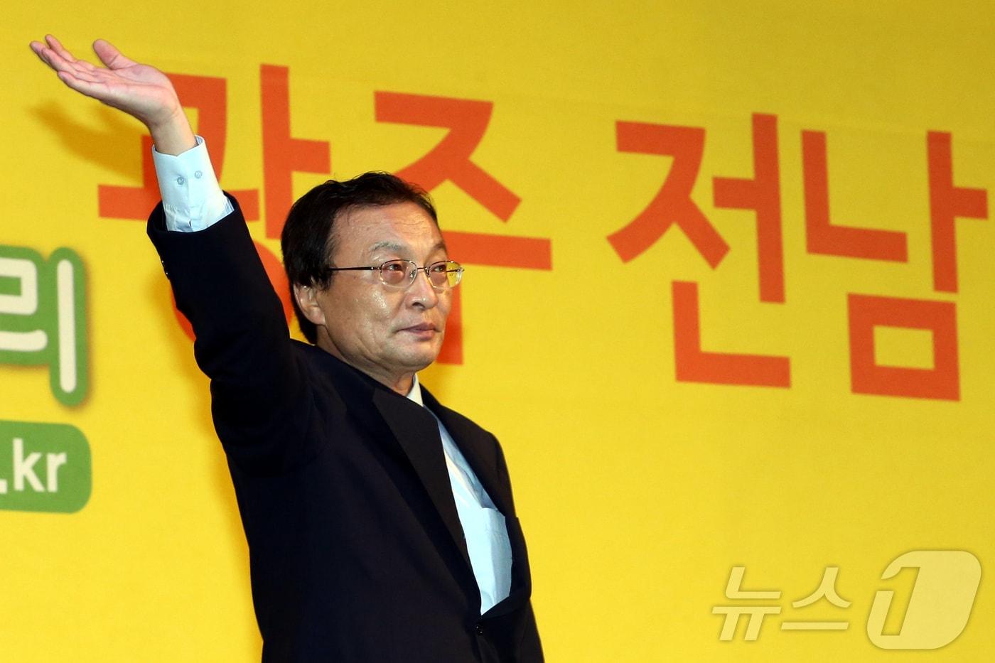 본문 이미지 - 베트남 출장 중 심근경색으로 위중한 상태에 빠졌던 이해찬 민주평화통일자문회의 수석부의장이 25일 베트남 호찌민에서 향년 73세를 일기로 별세했다. 사진은 지난 2012년 9월 6일 전남 광주 염주체육관에서 열린 제18대 대통령선거후보자 선출을 위한 광주,전남 합동연설회에 참석해 당원들에게 손을 들어 인사하는 모습. 2026.1.25/뉴스1