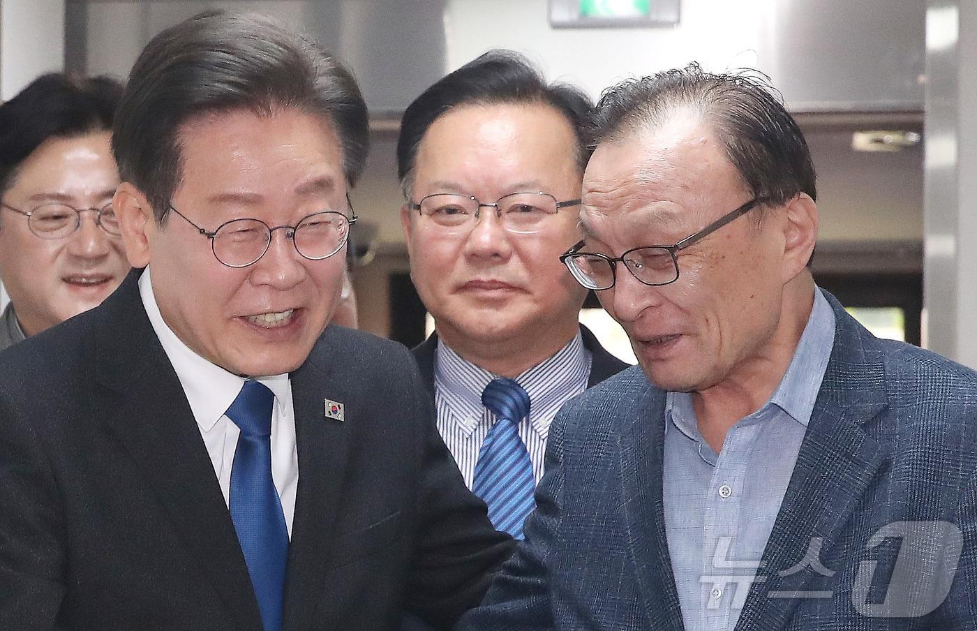 본문 이미지 - 베트남 출장 중 심근경색으로 위중한 상태에 빠졌던 이해찬 민주평화통일자문회의 수석부의장이 25일 베트남 호찌민에서 향년 73세를 일기로 별세했다. 사진은 지난 2024년 4월 11일 당시 이재명 더불어민주당 대표와 서울 여의도 민주당 중앙당사에서 열린 더불어민주당·더불어민주연합 제12차 합동 중앙선거대책위원회의 겸 선대위 해단식에 함께 참석하는 모습. 2026.1.25/뉴스1