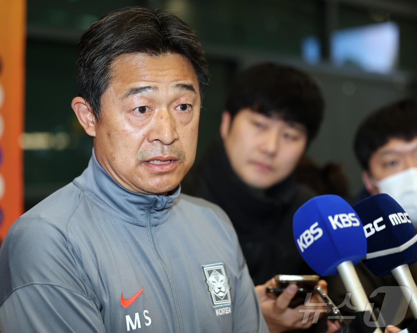 본문 이미지 - 이민성 대한민국 23세 이하(U-23) 축구 대표팀 감독이 25일 오후 인천국제공항을 통해 귀국 후 인터뷰를 하고 있다. 이민성 감독이 이끄는 축구 대표팀은 김상식 감독의 베트남에 승부차기 끝에 충격적인 패배를 당하며 아시아축구연맹(AFC) U-23 아시안컵을 4위로 마감했다. 2026.1.25/뉴스1 ⓒ News1 김진환 기자