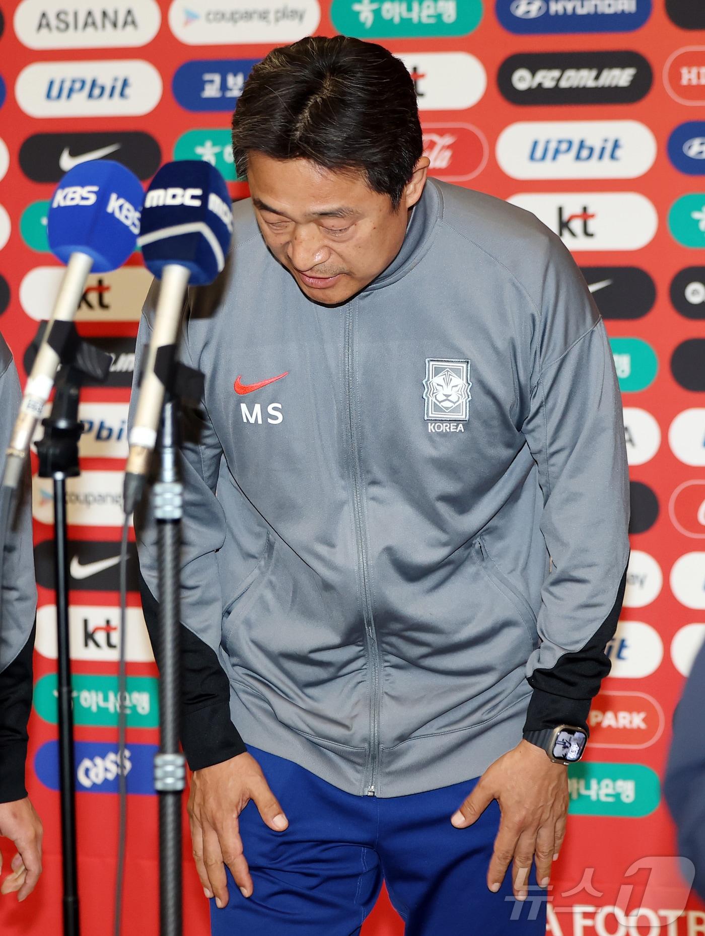 본문 이미지 - 이민성 대한민국 23세 이하(U-23) 축구 대표팀 감독이 25일 오후 인천국제공항을 통해 귀국 후 인터뷰를 마친 뒤 고개 숙여 인사하고 있다. 이민성 감독이 이끄는 축구 대표팀은 김상식 감독의 베트남에 승부차기 끝에 충격적인 패배를 당하며 아시아축구연맹(AFC) U-23 아시안컵을 4위로 마감했다. 2026.1.25/뉴스1 ⓒ News1 김진환 기자