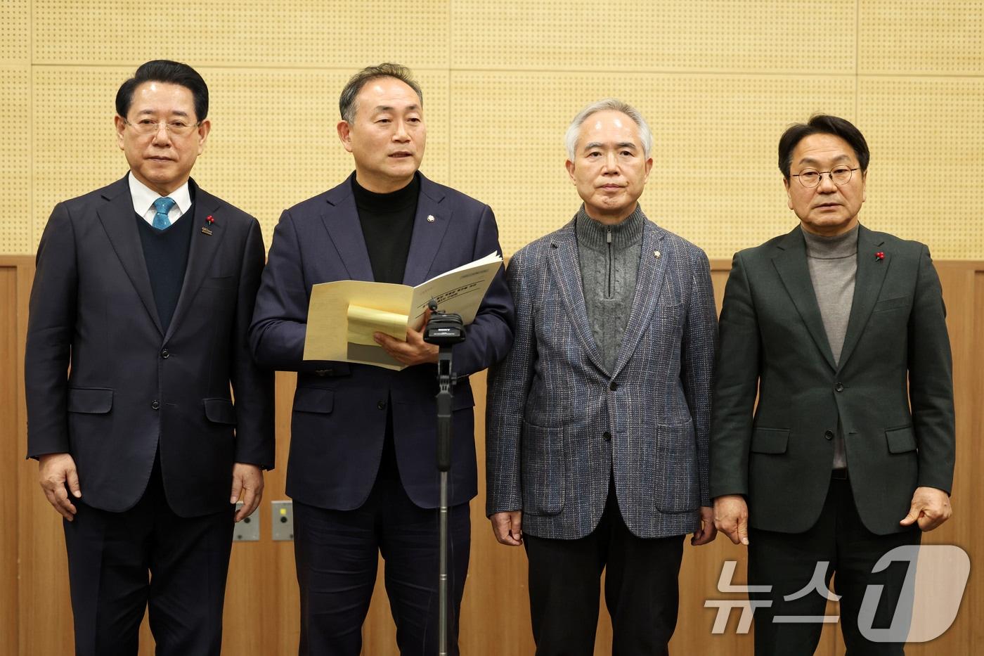 본문 이미지 - 25일 광주 서구 김대중컨벤션센터에서 열린 광주전남 행정통합 특별법 제정을 위한 간담회에서 김원이 민주당 전남도당 위원장(왼쪽 두 번째)이 가칭 명칭에 대해 발표하고 있다. 왼쪽부터 김영록 전남지사, 김원이 민주당 전남도당 위원장, 양부남 민주당 광주시당 위원장, 강기정 광주시장. 2026.1.25/뉴스1 ⓒ News1 이승현 기자