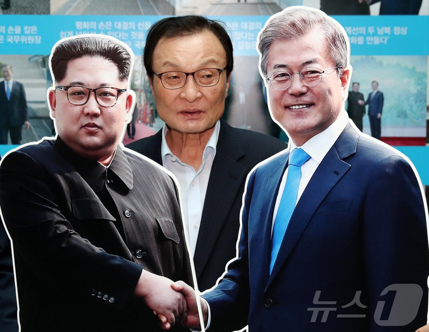 본문 이미지 - 베트남 출장 중 심근경색으로 위중한 상태에 빠졌던 이해찬 민주평화통일자문회의 수석부의장이 25일 베트남 호찌민에서 향년 73세를 일기로 별세했다. 사진은 지난 2019년 9월 20일 이l해찬 더불어민주당 대표가 서울 여의도 국회 의원회관에서 열린 정책페스티벌 현장을 찾아 문재인 대통령과 김정은 북한 국무위원장이 악수하는 사진 사이에 서 있는 모습. 2026.1.25/뉴스1