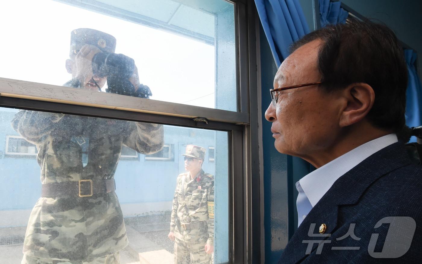 본문 이미지 - 베트남 출장 중 심근경색으로 위중한 상태에 빠졌던 이해찬 민주평화통일자문회의 수석부의장이 25일 베트남 호찌민에서 향년 73세를 일기로 별세했다. 사진은 지난 2019년 5월 31일 더불어민주당 이해찬 대표 등 당 지도부가 4·27 남북공동선언 1주년을 맞아 경기도 파주시 판문점 T2(군사정전위원회 본회의실)를 견학하는 도중 북한군이 내부를 감시하는 모습. 국회사진취재단 2026.1.25/뉴스1