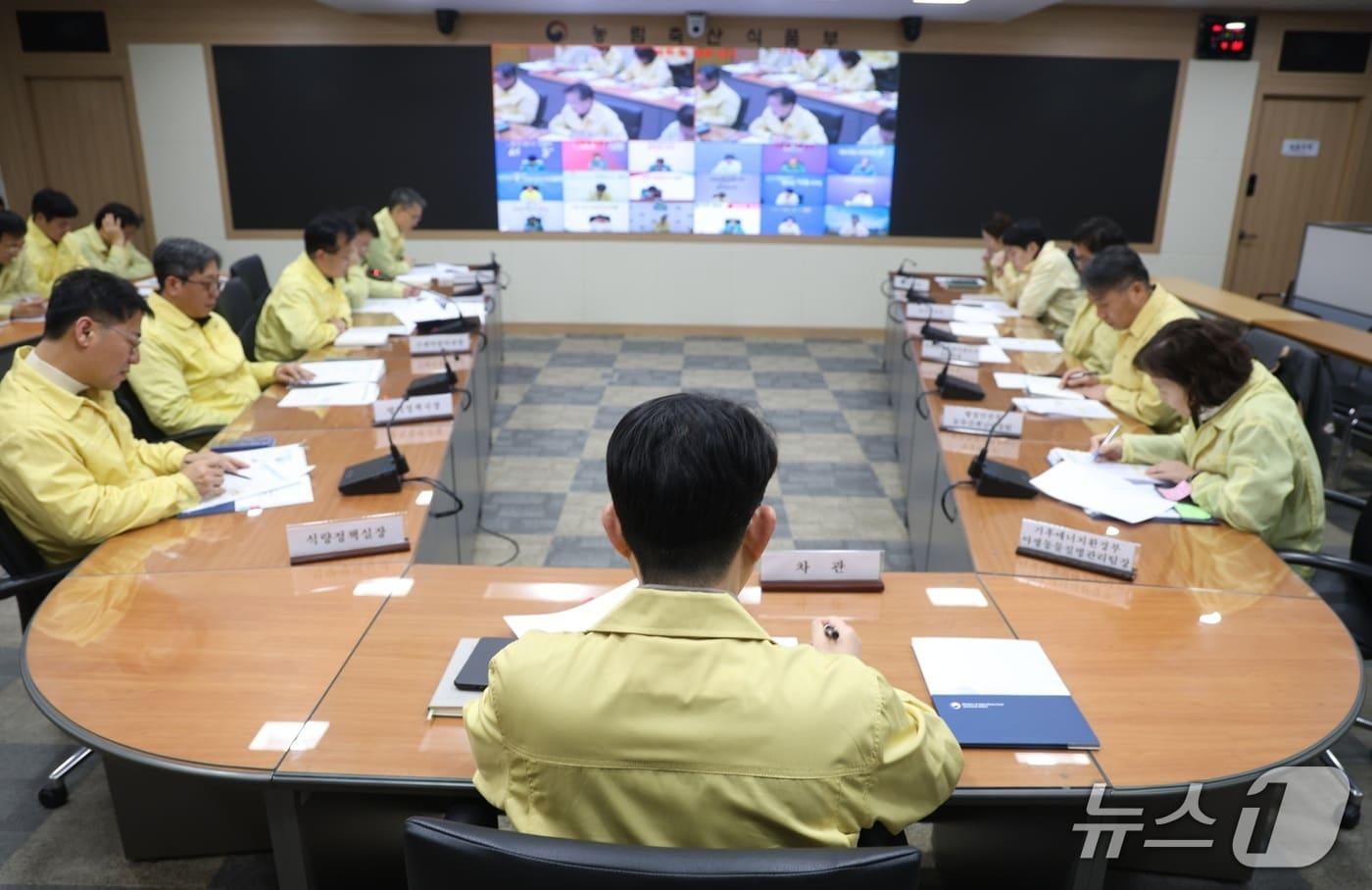 본문 이미지 - 아프리카돼지열병(ASF) 중앙사고수습본부가 25일 김종구 농림축산식품부 차관 주재로 방역조치 강화를 논의하는 회의를 개최하고 있다. (농림축산식품부 제공. 재판매 및 DB금지) 2026.1.25 ⓒ 뉴스1