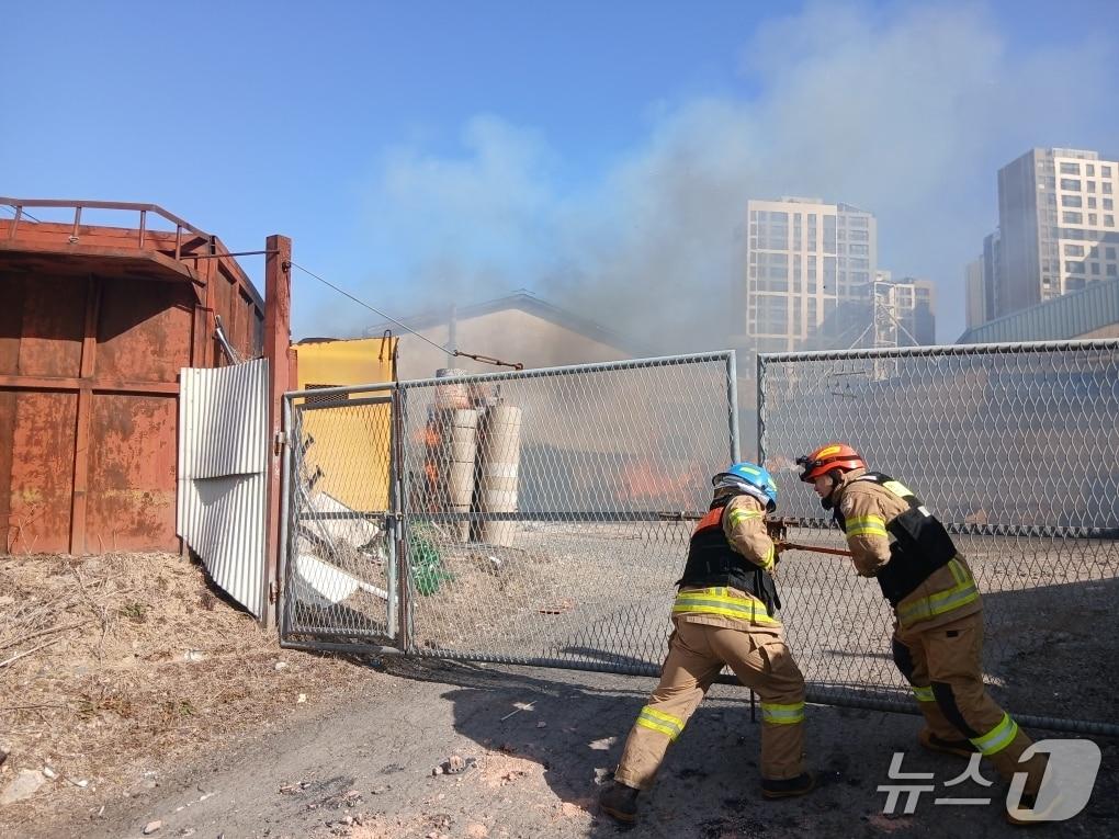 본문 이미지 - 25일 오후 12시 54분쯤 충북 옥천군 옥천읍 마암리의 한 고물상야적장에서 불이 났다. (옥천소방서 제공. 재판매 및 DB금지) /뉴스1 