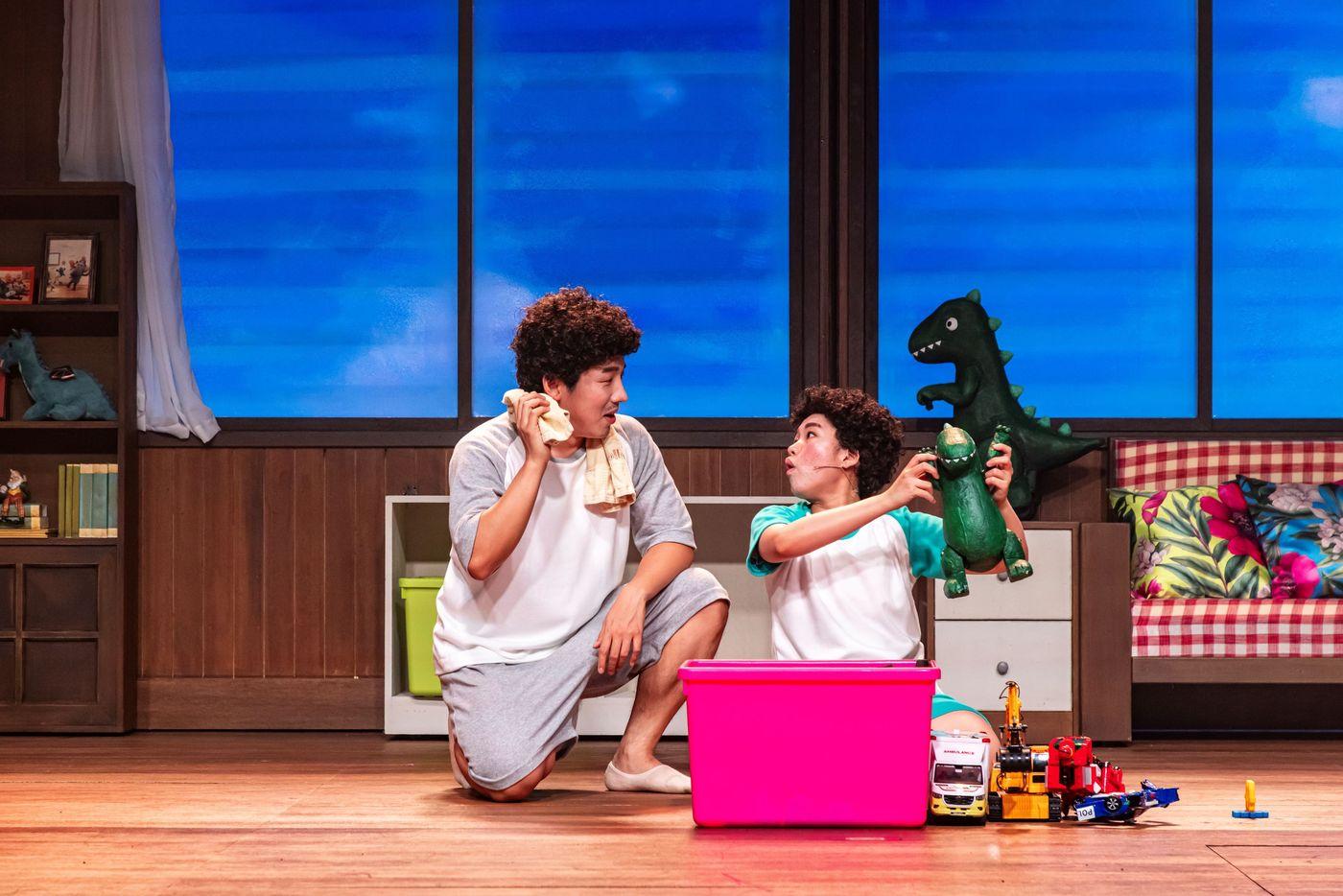 본문 이미지 -  뮤지컬 '건전지 아빠' 공연 사진. 동구(오른쪽)와 동구 아빠.(NHN링크 제공)