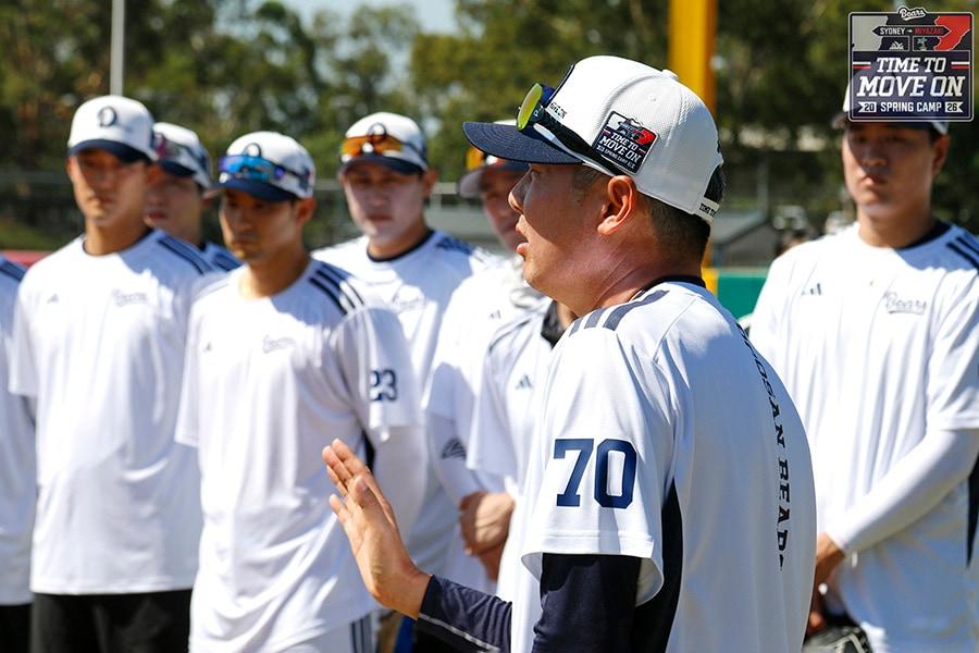 본문 이미지 - 김원형 두산 감독이 스프링캠프에서 선수들에게 이야기 하고 있다.(두산 베어스 제공)