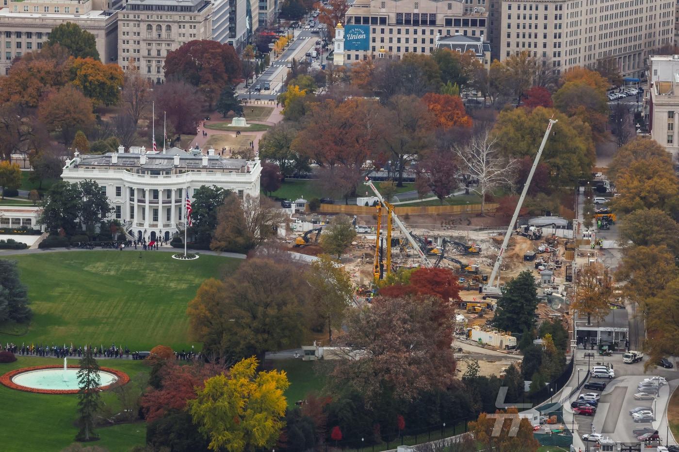 본문 이미지 - 지난해 11월 15일(현지시간) 워싱턴 모뉴먼트에서 바라본 미 백악관 동관 철거 현장. ⓒ 로이터=뉴스1 ⓒ News1 류정민 특파원