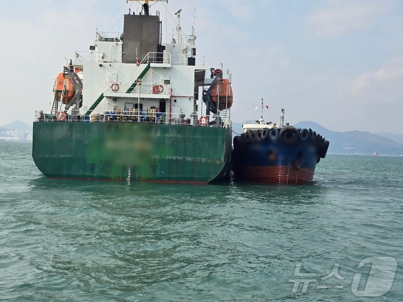 본문 이미지 - 여수해경이 해상 급유 중 기름을 유출한 화물선을 적발하고 있다.(여수해경 제공. 재배포 및 DB 금지)